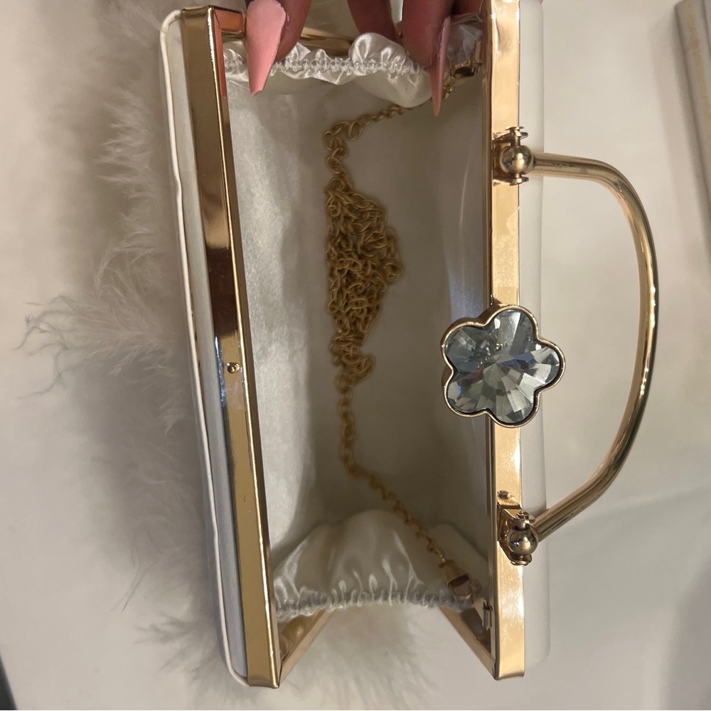 Elegant Cream Feathered top handle bag - Picture 5 of 7